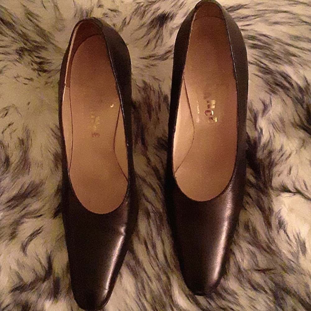 Felance round toe classic pump in black